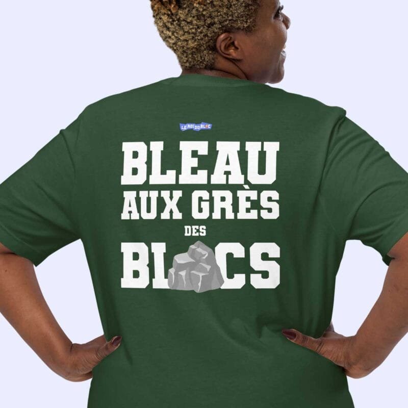 Femme de dos portant le t-shirt vert forêt Bleau aux Grès des Blocs