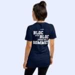 Femme de dos portant le t-shirt bleu marine Bloc après bloc jusqu’au sommet