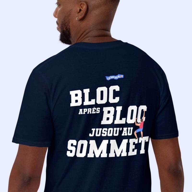 Homme de dos portant le t-shirt bleu marine Bloc après bloc jusqu’au sommet