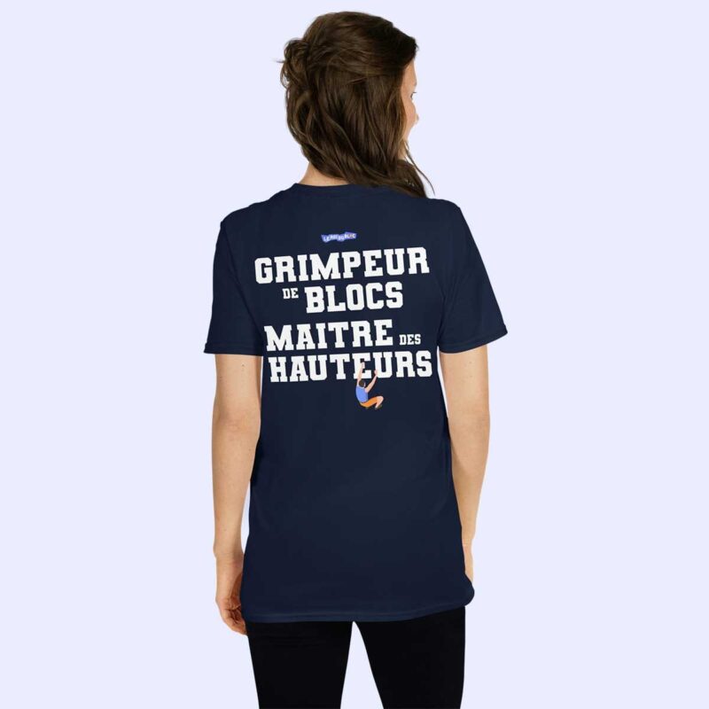 Femme de dos portant le t-shirt bleu marine Grimpeur de blocs, Maître des hauteurs