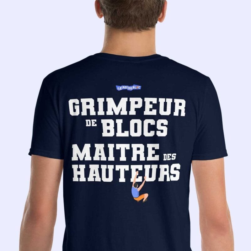 Homme de dos portant le t-shirt bleu marine Grimpeur de blocs, Maître des hauteurs