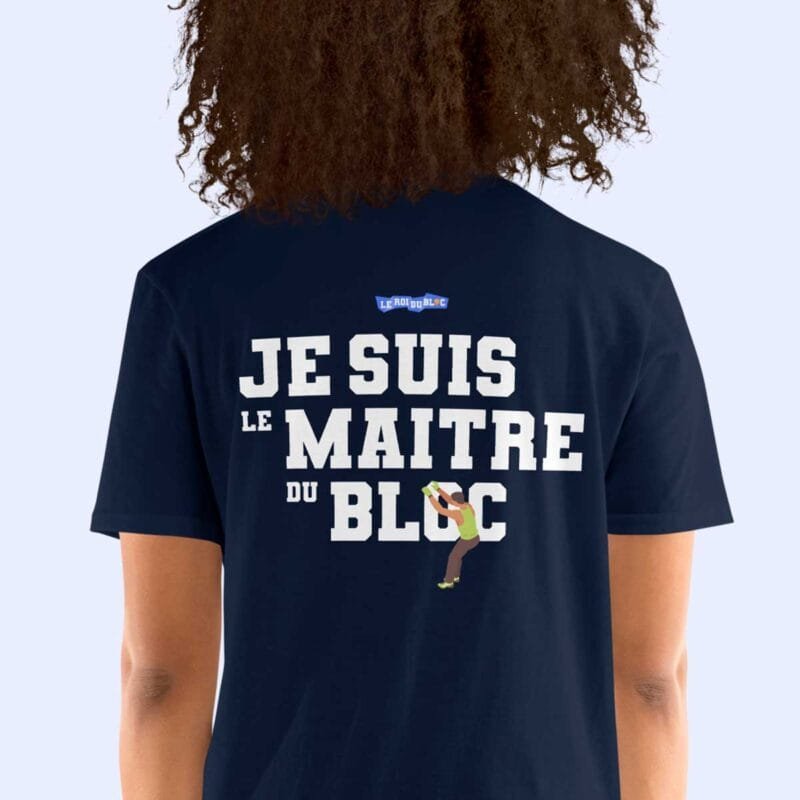 Femme de dos portant le t-shirt bleu marine Je suis le maître du bloc