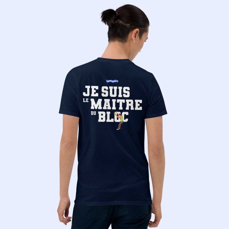 Homme de dos portant le t-shirt bleu marine Je suis le maître du bloc