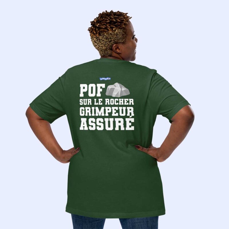 Femme de dos portant le t-shirt vert forêt Pof sur le Rocher, Grimpeur Assuré