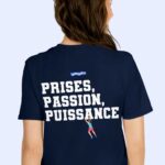t-shirt-prises-passion-puissance-femme Femme de dos portant le t-shirt bleu marine Prises, Passion, Puissance