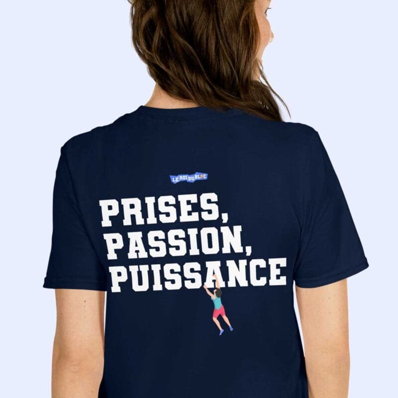 Femme de dos portant le t-shirt bleu marine Prises, Passion, Puissance