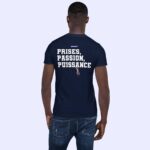 t-shirt-prises-passion-puissance-homme Homme de dos portant le t-shirt bleu marine Prises, Passion, Puissance