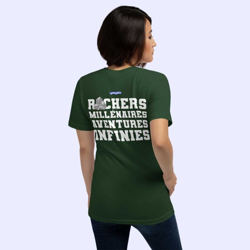 Femme de dos portant le t-shirt vert forêt Rochers Millénaires, Aventures Infinies
