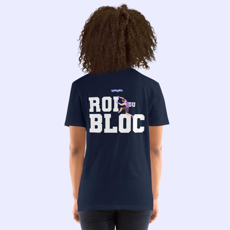 Femme de dos portant le t-shirt bleu marine Roi du bloc