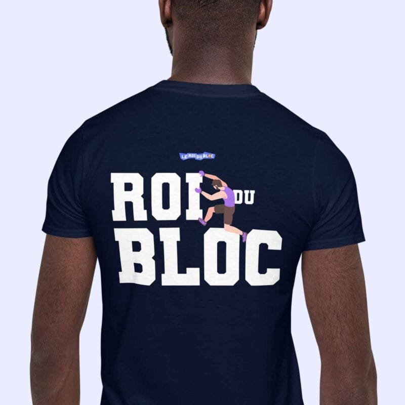 Homme de dos portant le t-shirt bleu marine Roi du bloc