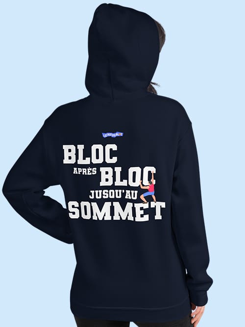 Sweat à capuche Bloc après bloc, jusqu'au sommet couleur bleu marine sur fond bleu clair vue de dos