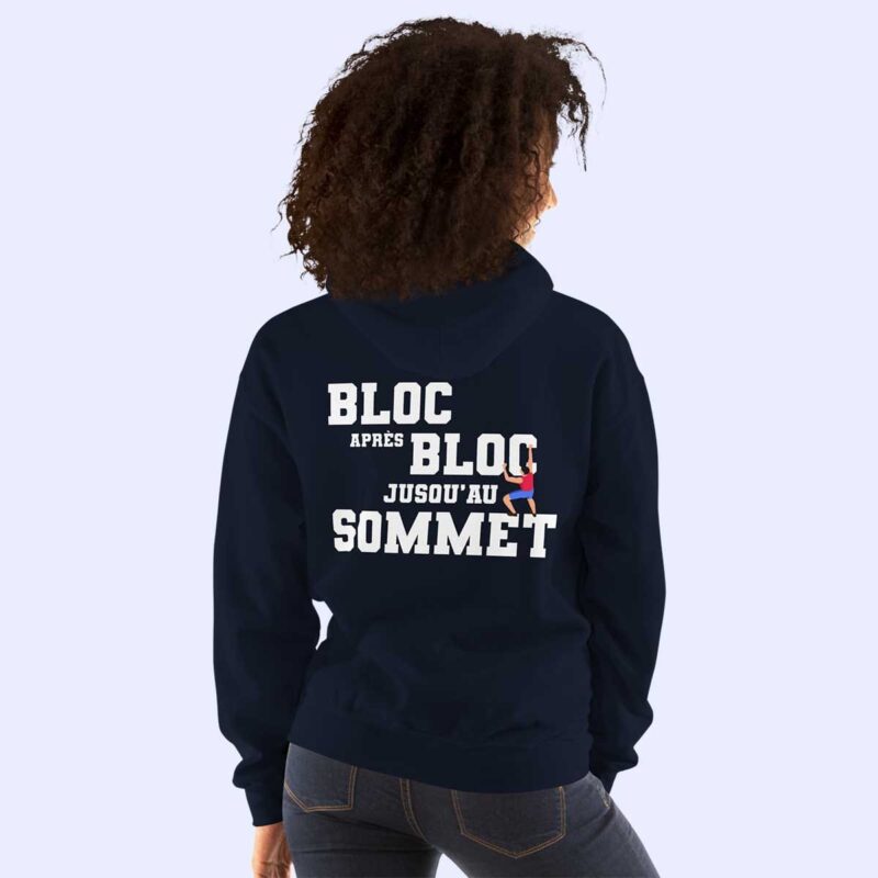 Femme de dos portant le sweat à capuche bleu marine Bloc après bloc jusqu’au sommet
