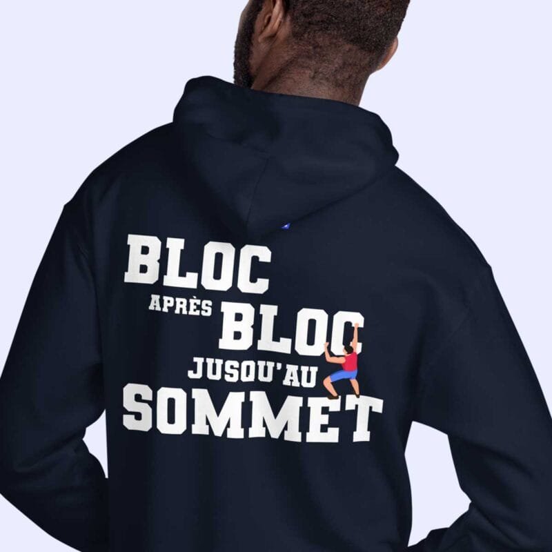 Homme de dos portant le sweat à capuche bleu marine Bloc après bloc jusqu’au sommet