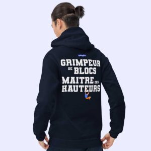 Homme de dos portant le sweat à capuche bleu marine Grimpeur de blocs, Maître des hauteurs