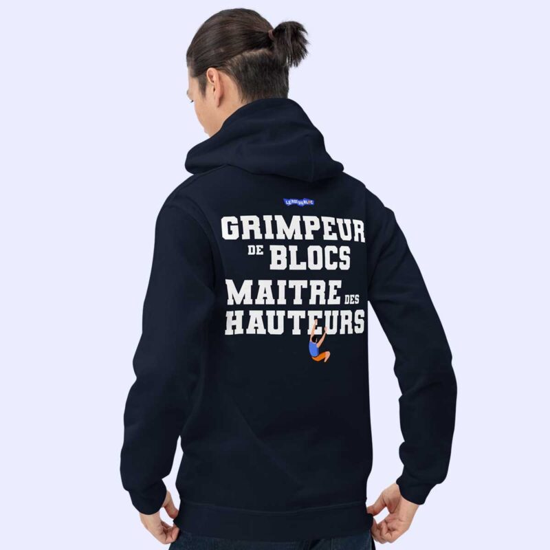 Homme de dos portant le sweat à capuche bleu marine Grimpeur de blocs, Maître des hauteurs