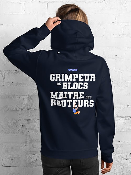 Sweat à capuche Grimpeur de blocs, maitre des hauteurs en bleu marine porté par une femme vue de dos
