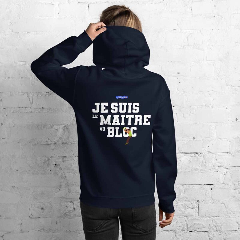 Femme de dos portant le sweat à capuche bleu marine Je suis le maître du bloc
