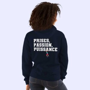 Femme de dos portant le sweat à capuche bleu marine Prises, Passion, Puissance