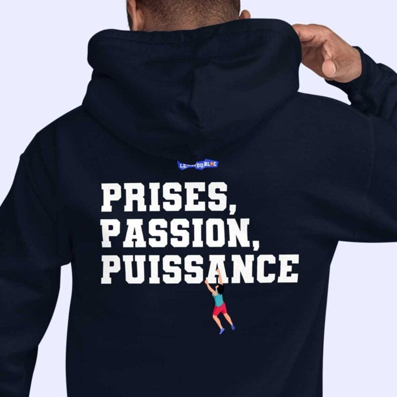 Homme de dos portant le sweat à capuche bleu marine Prises, Passion, Puissance