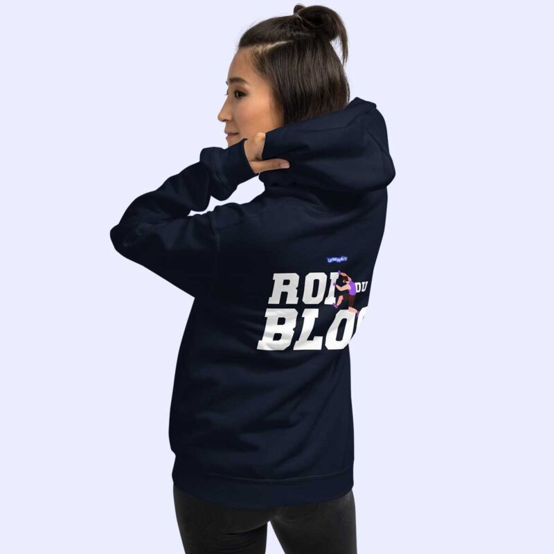 Femme de dos portant le sweat à capuche bleu marine Roi du bloc