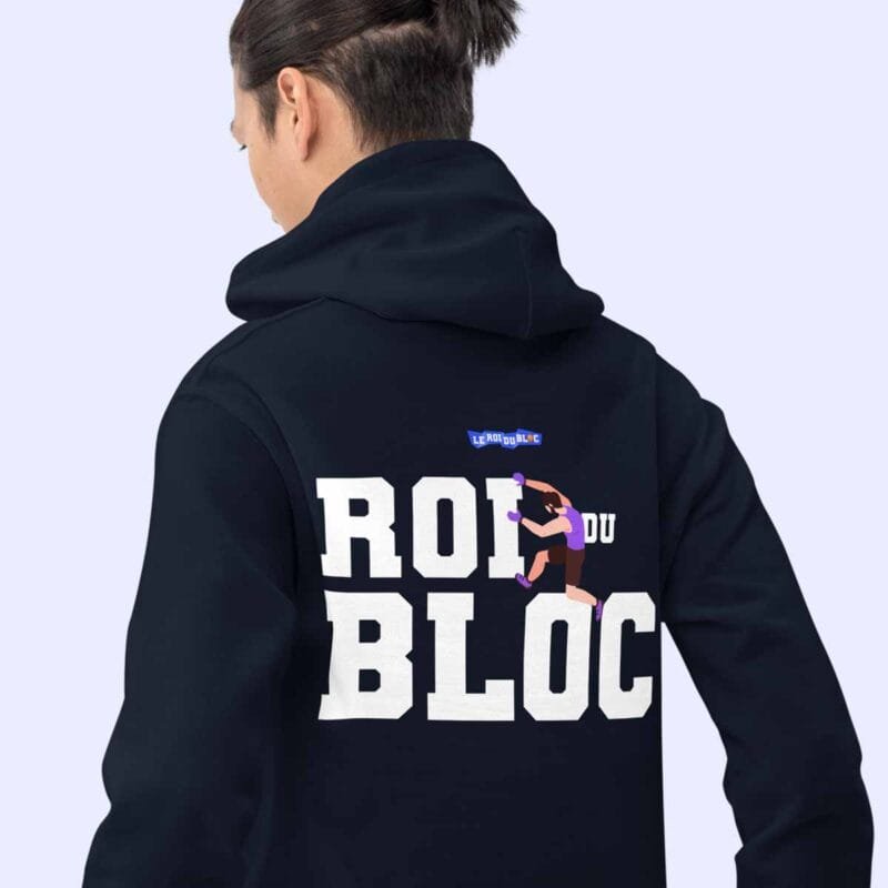 Homme de dos portant le sweat à capuche bleu marine Roi du bloc