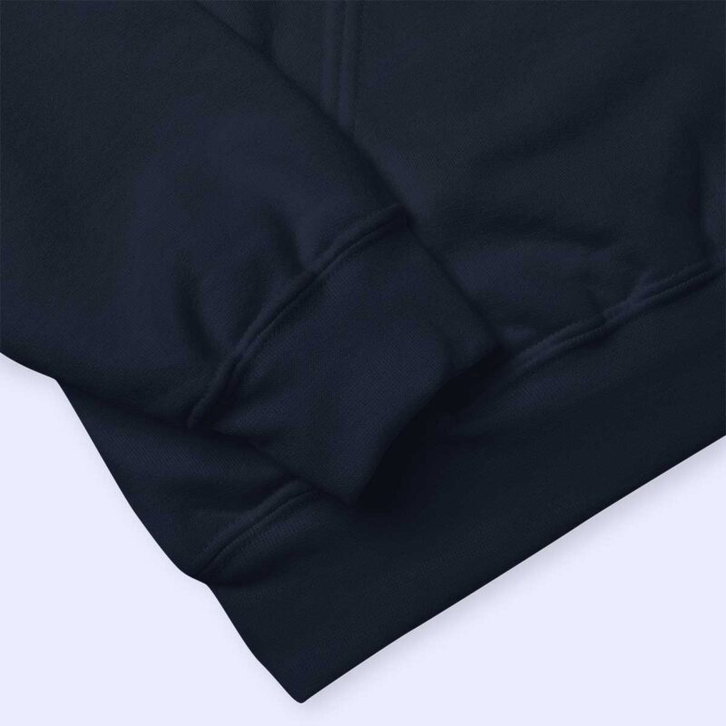 Gros plan sur une manche du sweat à capuche bleu marine Le Roi du Bloc