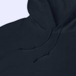 Gros plan sur le sweat à capuche bleu marine Le Roi du Bloc