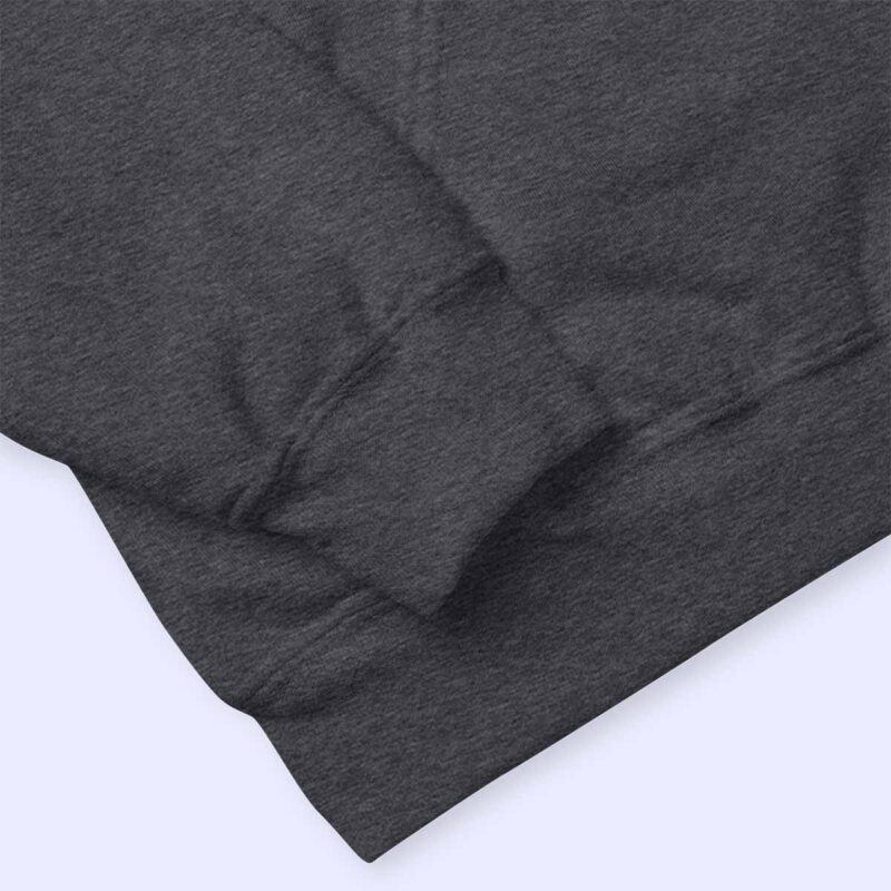 Gros plan sur la manche du sweat à capuche gris foncé Le Roi du Bloc