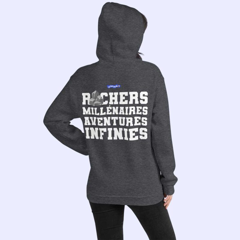 Femme de dos portant le sweat à capuche gris foncé Rochers Millénaires, Aventures Infinies