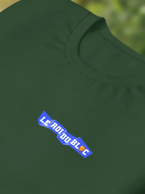 Gros plan sur le logo Le Roi du bloc imprimé sur le t-shirt vert forêt