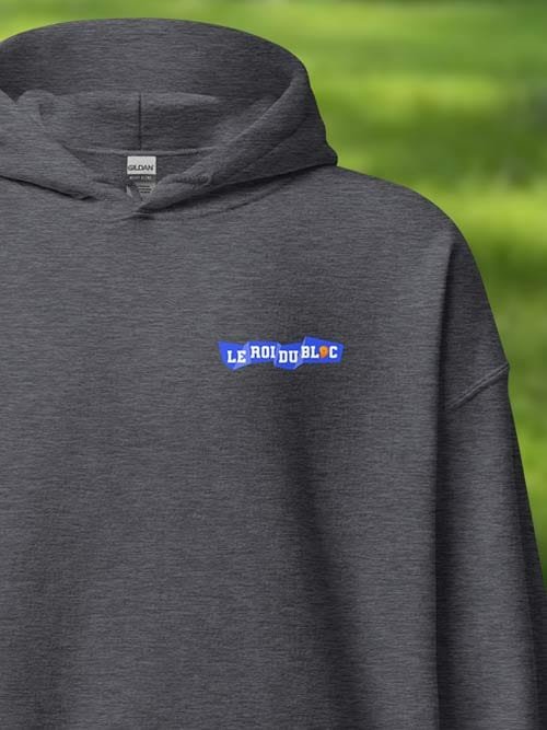 Gros plan sur le logo Le Roi du bloc imprimé sur le sweat à capuche gris foncé
