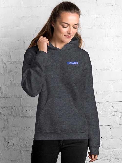 Femme de face portant un sweat à capuche gris foncé Le Roi du Bloc