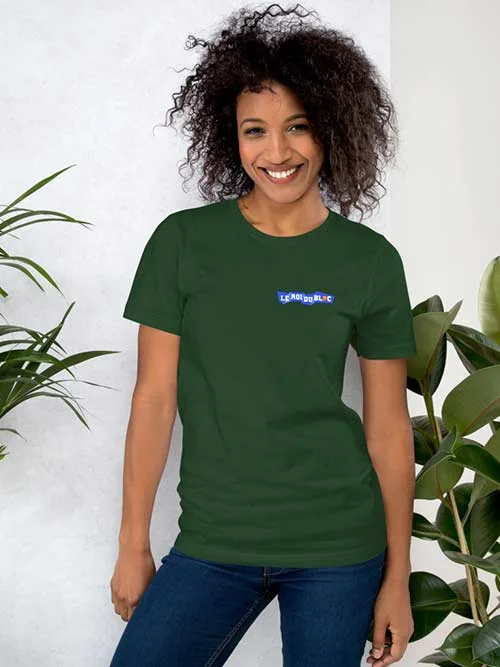 Femme de face portant un t-shirt vert forêt Le Roi du Bloc