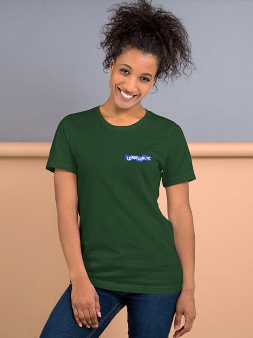 Femme de face portant un t-shirt vert forĂȘt Le Roi du Bloc