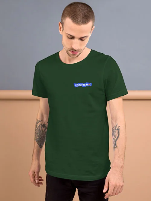 Homme de face portant un t-shirt vert forêt Le Roi du Bloc