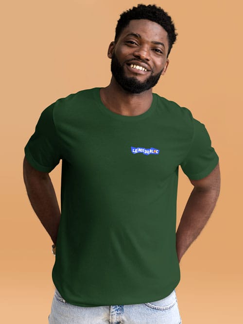 Homme de face portant un t-shirt vert forêt Le Roi du Bloc