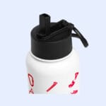 Gros plan sur le haut de la gourde en inox, paille ouverte, pictogrammes en rouge.