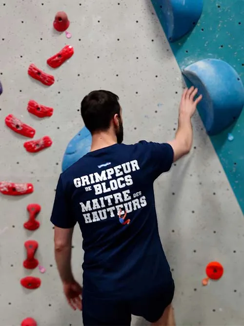 Homme de dos portant le t-shirt bleu marine Grimpeur de blocs, Maître des hauteurs