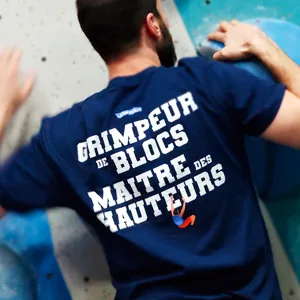 Homme de dos en train de grimper, portant le t-shirt bleu marine Grimpeur de blocs, Maître des hauteurs