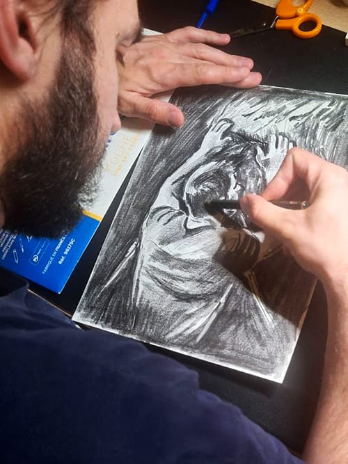 Homme en train de dessiner