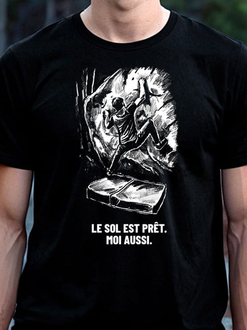 Grimpeur de prêt portant le t-shirt escalade Prêt à grimper