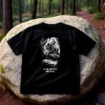 T-shirt escalade Prêt à grimper, à plat, sur un rocher, dans une forêt