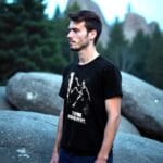 Grimpeur de profil portant le t-shirt Tombe dignement