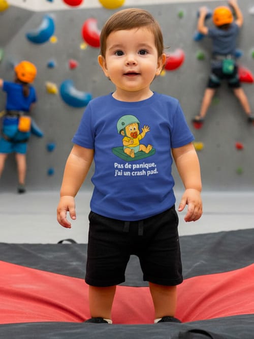 Bébé dans une salle d'escalade portant le t-shirt "pas de panique, j'ai un crash pad" en bleu foncé