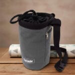 Sac à magnésie pour l'escalade gris posé sur la table
