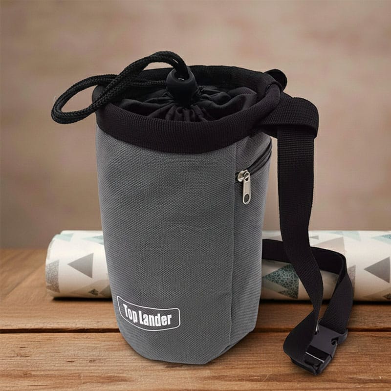 Sac à magnésie pour l'escalade gris posé sur la table