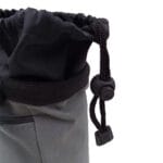 Vue rapprochée du cordon de serrage du sac de magnésie
