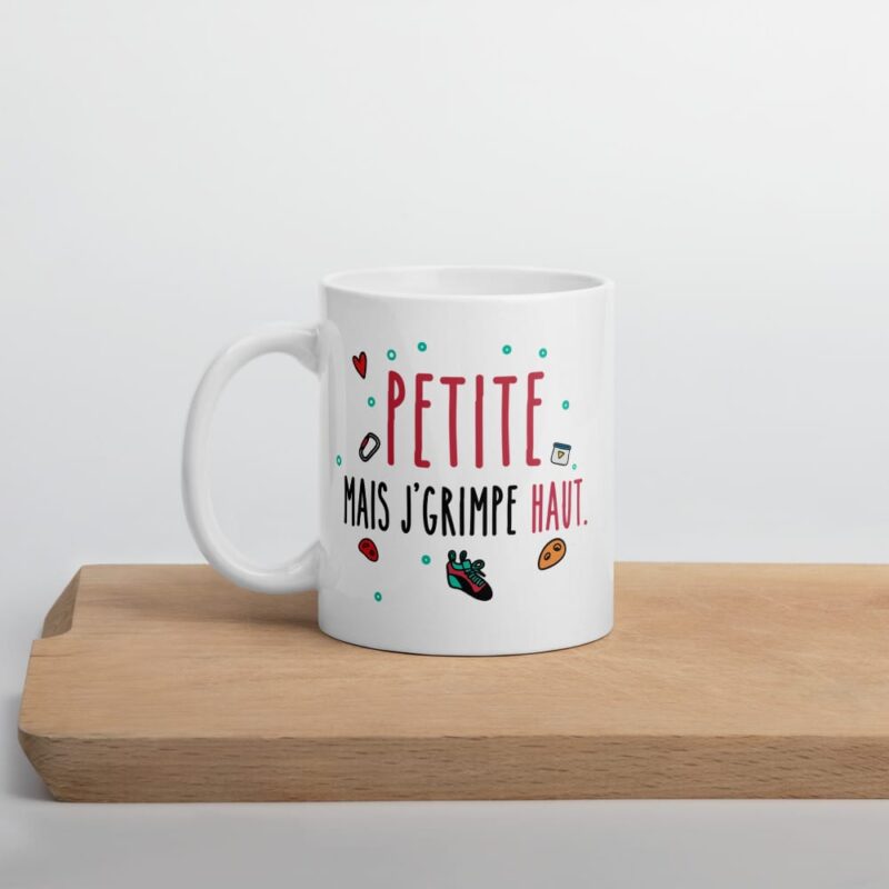 Tasse Petite mais j’grimpe haut posée sur planche en bois