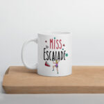 Tasse Miss escalade sur une planche en bois