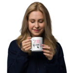 Grimpeuse buvant dans la tasse Petite mais j’grimpe haut